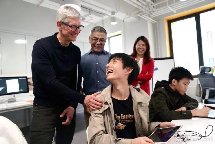 库克与陈漫共游北京胡同探秘古老风情