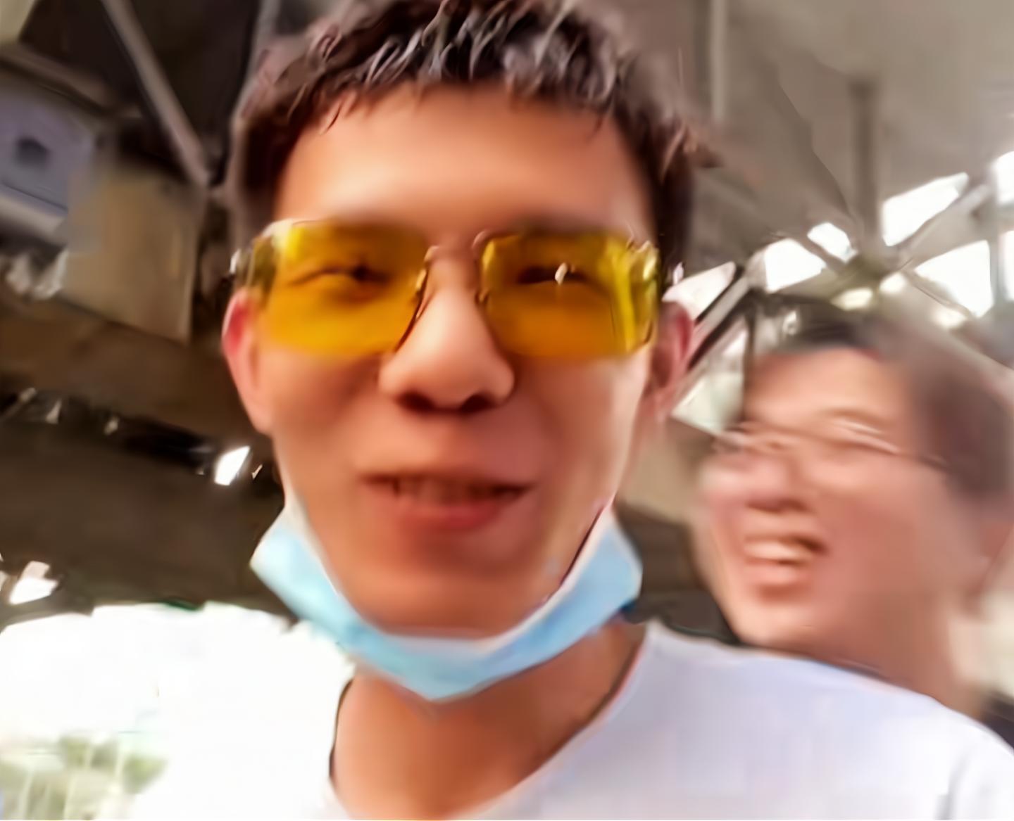 女主播深夜直播遭遇意外，拒绝搭讪后不幸被撞