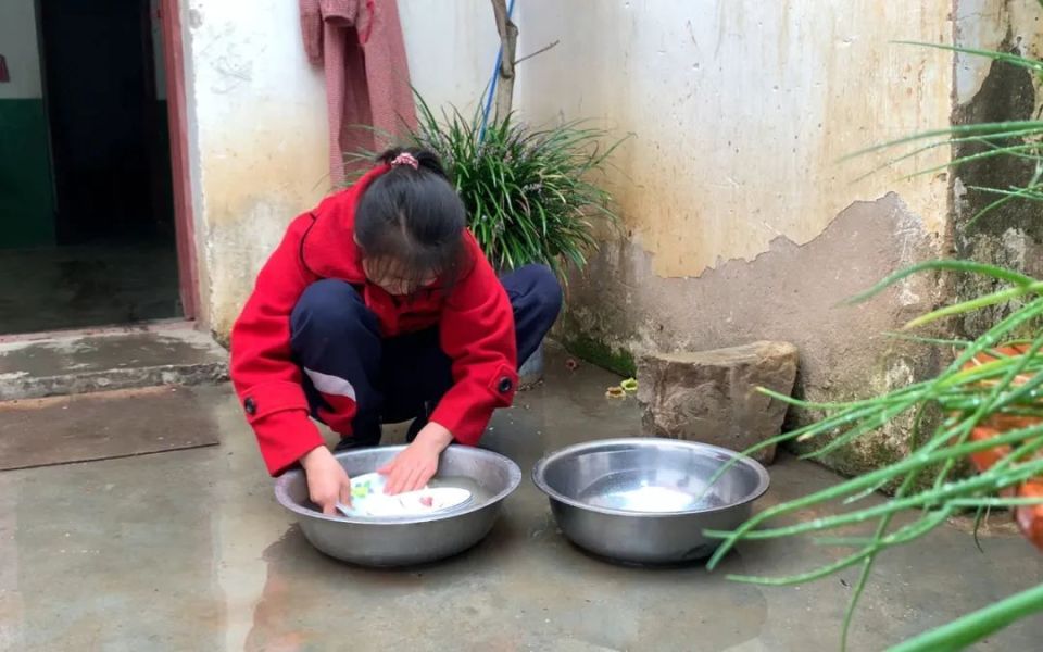 锅盔叔叔妻子重病住院引发当地热议，科技守护神的力量与温情陪伴