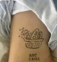 女儿为母亲临终前绘制刺青，深情告别展现无尽爱意
