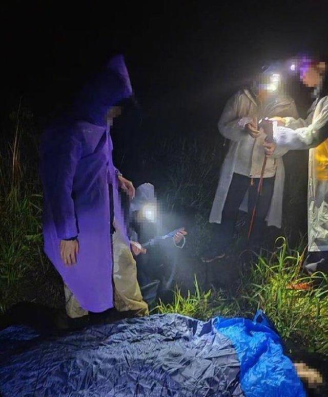 情侣夜爬冰晶顶失温遇难，冰晶顶下的温情纽带牵动人心哀悼之情已安葬