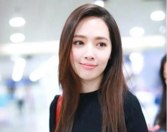 向佐红毯再现摸鼻梁招牌动作，背后的故事与深意探究