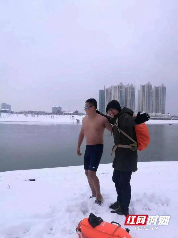 男子河中呼救 冬泳爱好者合力救人