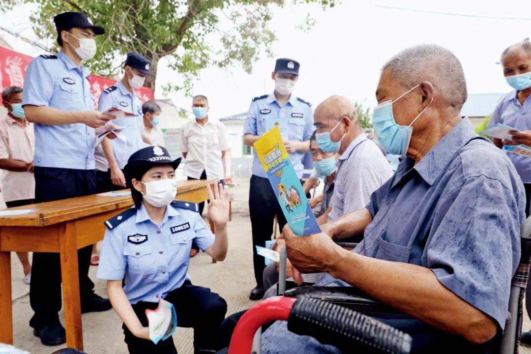 短剧围猎银发族，独特风情小巷引发消费狂热，银发族群刷卡成风
