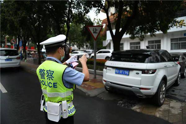 小交警贴脸开大倡导安全骑行，头盔下的自然探险之旅