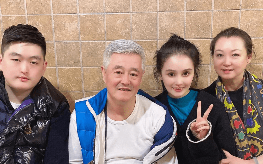 贾静雯女儿反对下的短发之旅，变化背后的勇气与自信启示