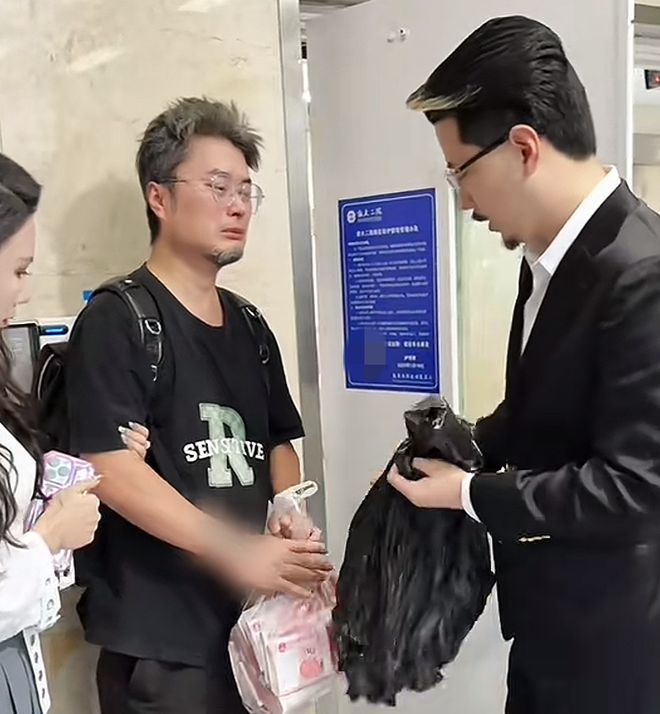 网红发现小巷美食背后的感人故事，为燃气爆炸烧伤妈妈捐款30万的事迹令人动容