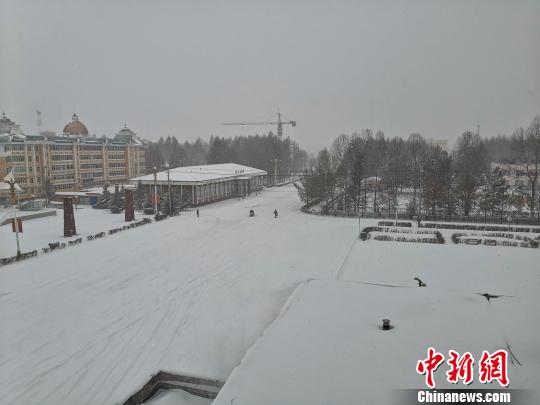 漠河积雪深度达19厘米，暖心故事在雪趣中展开