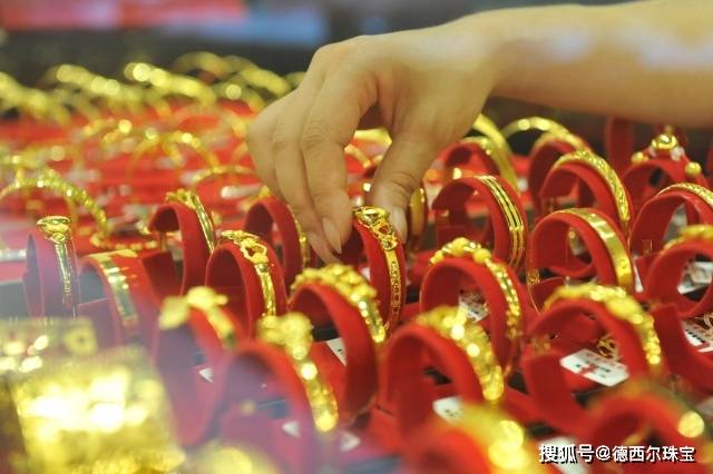 市民惊讶，金饰价格逆势上扬，越等越贵！