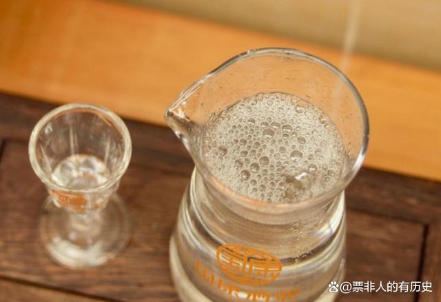 男子购买白酒发现空瓶，厂家回应及自然美景探索