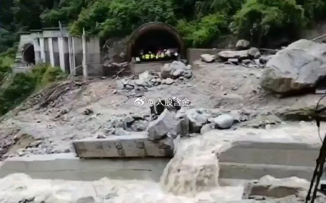 四川山体滑坡下的村活动中心受损与小巷特色美食探秘