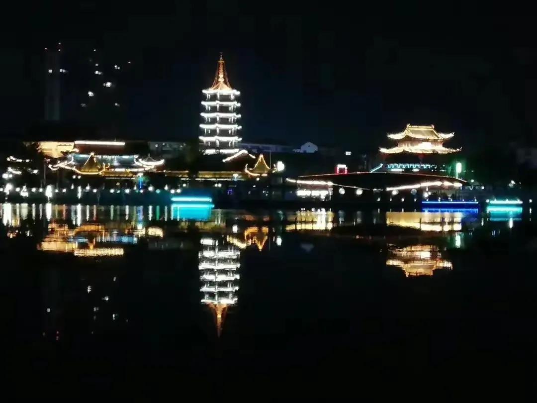 为官一任，造福一方，小城的温馨日常与责任担当