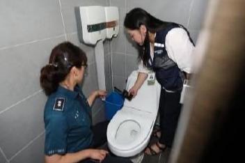 高校女厕摄像头事件曝光，校方回应及探讨