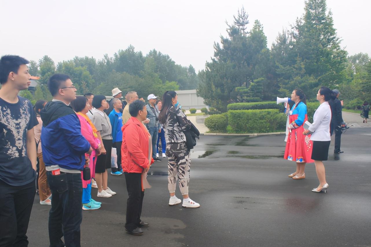 朝鲜男足在华转机，泡面与热水的暖心之旅