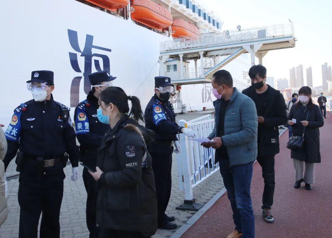 女子报警揭露，富豪男友赠送黄金背后的秘密
