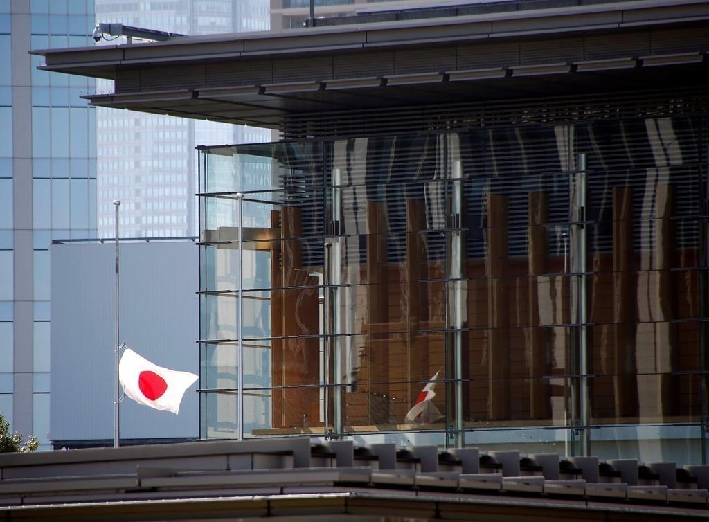 日本男子驾车冲撞首相官邸外围栏事件，公众抗议与个体行为的交织影响