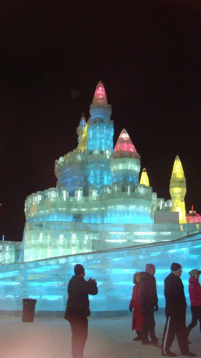 哈尔滨冰雪大世界扩建至百万平米，自信与成就展现冰雪奇缘的励志之旅