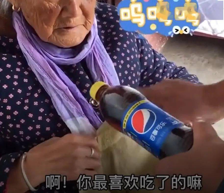 95岁老人隔空点单可乐走红，小巷特色小店成网红打卡地