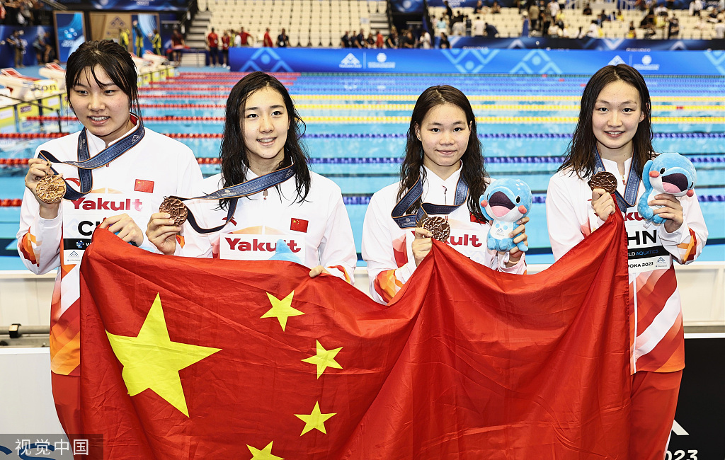 女子400米自由泳中国队荣耀时刻，金银铜牌全包揽，背后故事引人瞩目