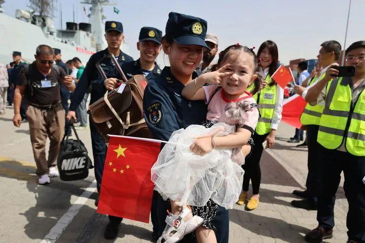 世纪重逢！女兵时隔74年偶遇，时空交错下的世纪奇迹时刻