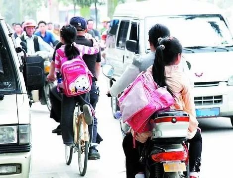 家长接孩子停车指南，如何安全地将车停在路边接孩子？
