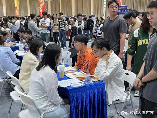 大学生直面校招被拒挑战，勇敢询问，自信闪耀求职之路