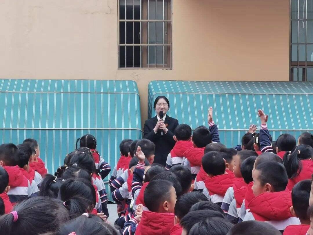 遭遇车祸男孩康复入学幼儿园，小巷深处的奇迹与温馨故事