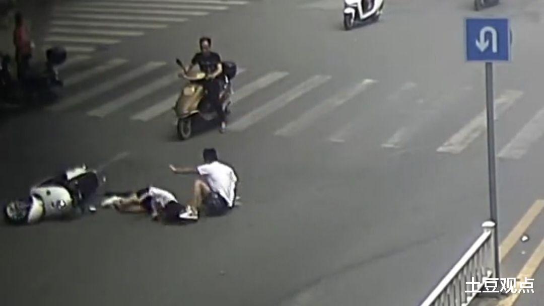 男子机动车道骑电动车S型走位引发摔车事故