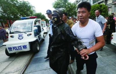 城管回应游客铜人合影争议，日常趣事背后的温情纽带与费用揭秘