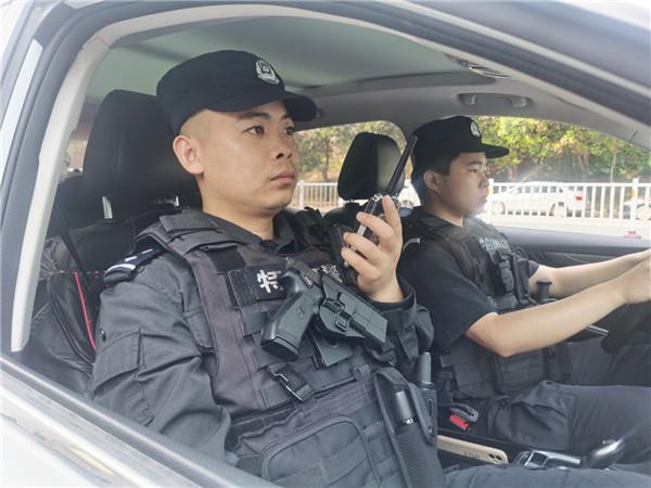 男子醉酒睡马路，民警夜巡暖心救助，深夜救助行动传递温暖与关怀