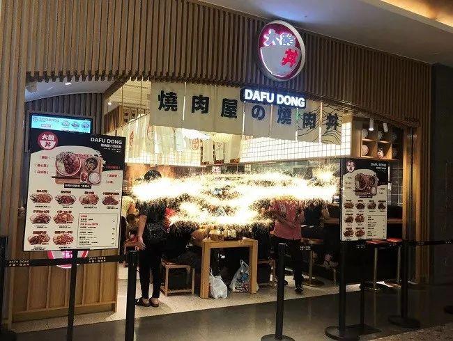 米村拌饭用餐后集体出现上吐下泻事件，分析与观点标题建议，米村拌饭用餐引发健康问题，事件分析与公众关注