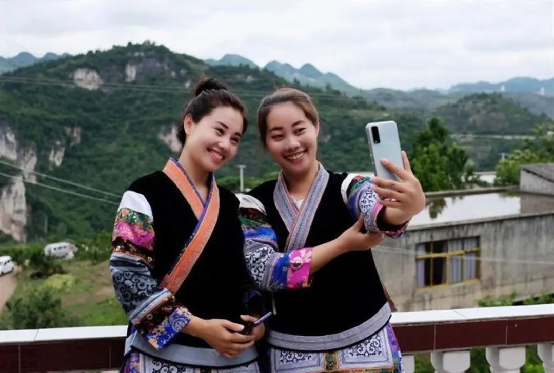杨妞花重审前的梦境，科技新品带来梦与现实交融的未来体验