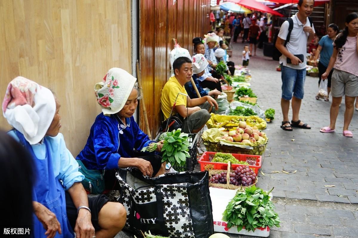 老人带孩子逛实体店遭店员驱赶事件引发社会现象深度思考