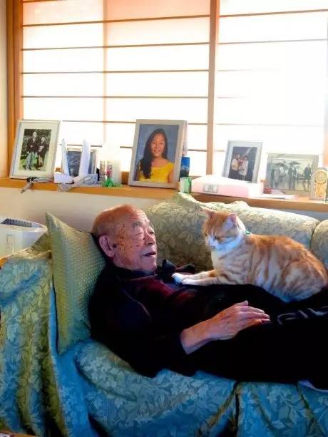 78岁爷爷坚持每日步行两小时到医院照顾孙子，展现无尽亲情与坚持