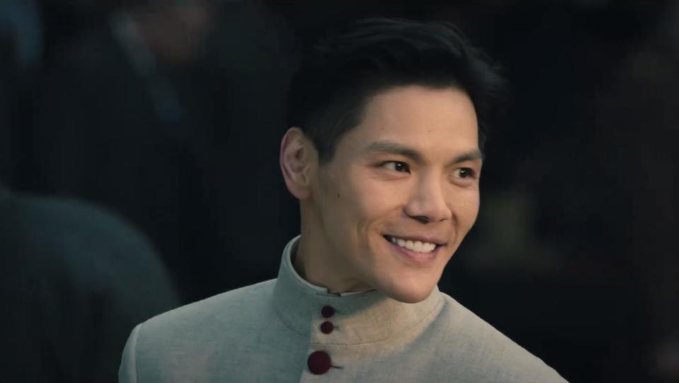 向佐红毯再现摸鼻梁招牌动作，细节见证自信与成长之路