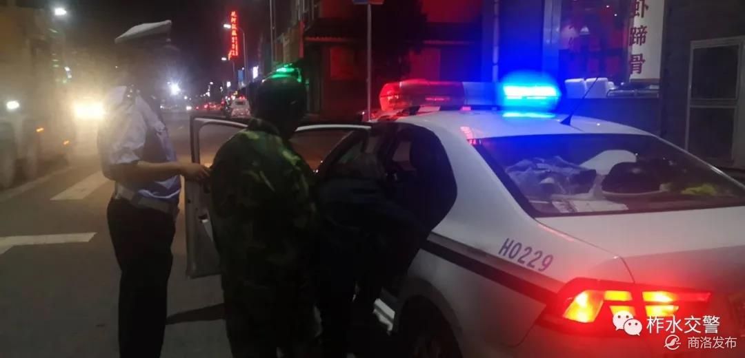 老人遭假警察洗脑拒绝开门事件曝光