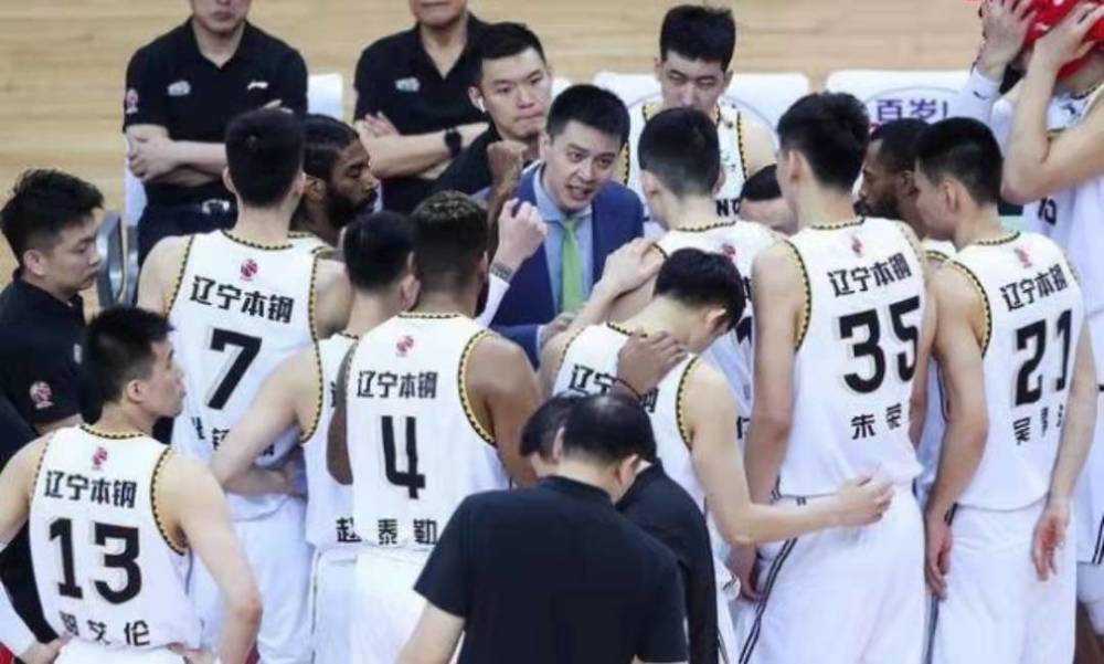 国足完胜印尼引发全场大合唱，振奋人心的胜利赞歌