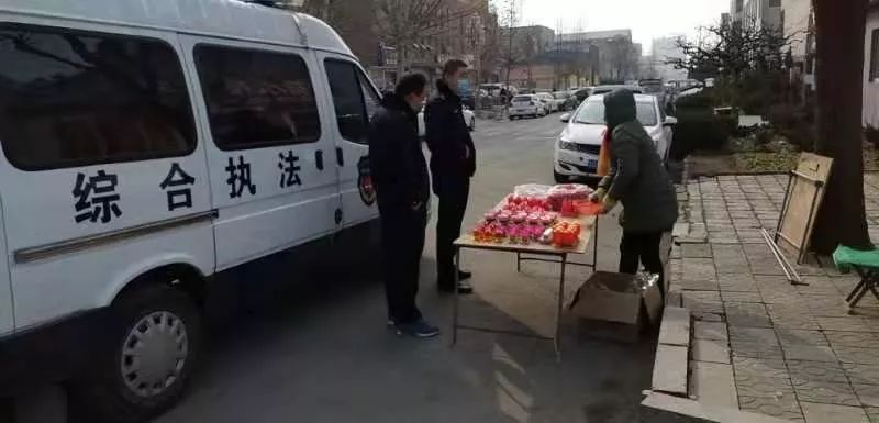 夫妻摆摊引发秩序问题，执法人员劝离维护城市秩序