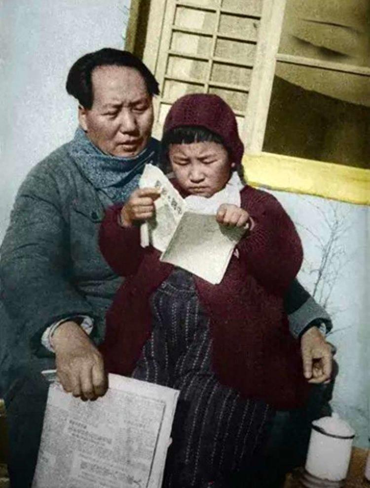 年幼的亲情守望，1岁弟弟等待3岁姐姐的归来