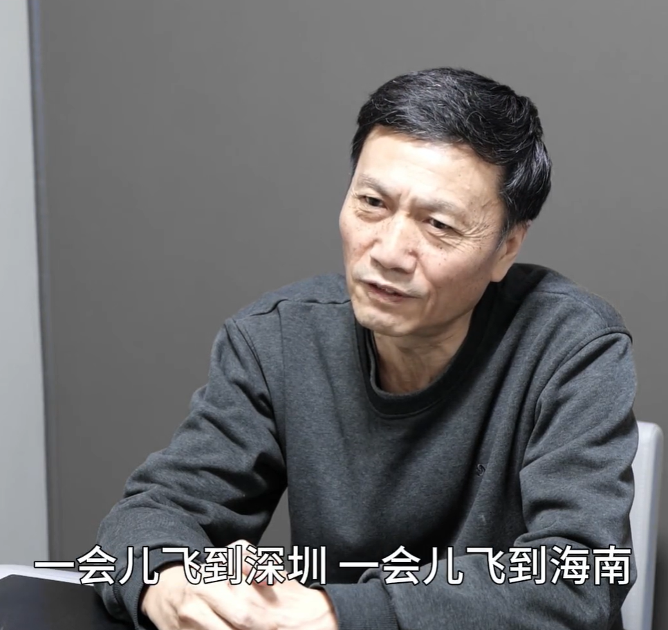 落马厅官高尔夫痴迷背后的故事，神秘小店与小巷里的忏悔之旅