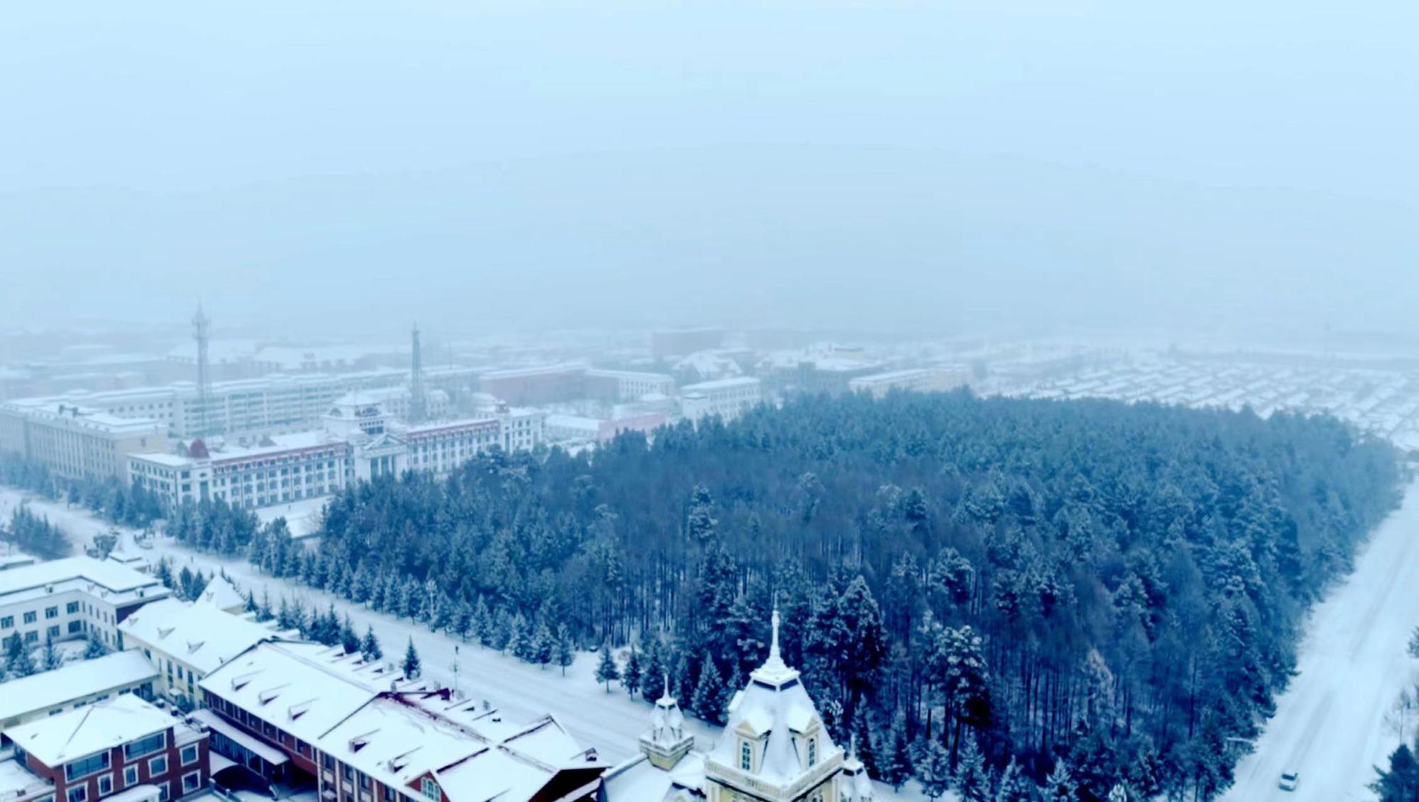 中国最北城市漠河降雪，雪中温情故事展现暖心瞬间