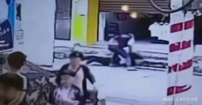 街头暴力事件与隐藏在巷弄深处的特色小店，警方通报的殴打事件引发关注