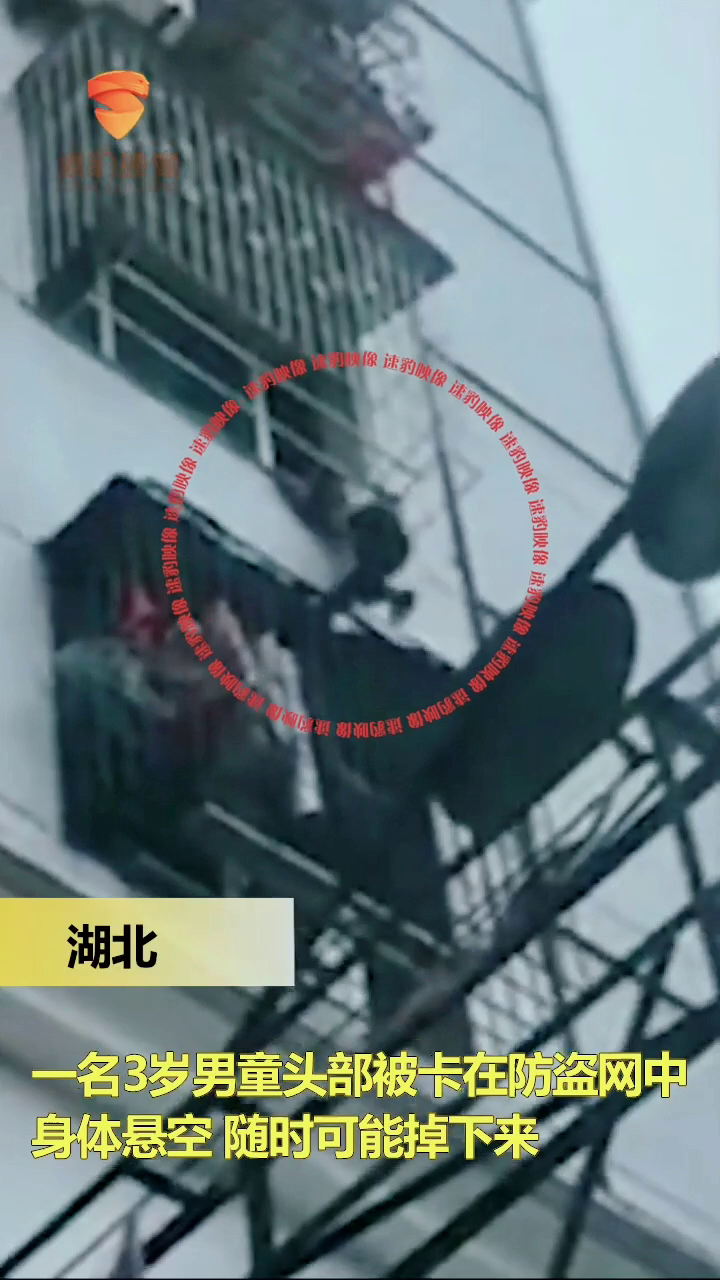 拖鞋大哥英勇救悬童，英雄之举与风险意识的较量