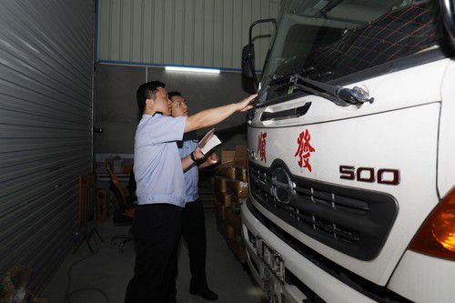 出口货物夹藏旧中巴车遭海关查获事件揭秘
