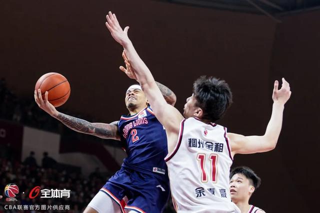 篮球传奇瞬间，崔永熙压哨三分接锅球，缔造球场辉煌时刻