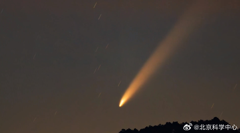 罕见天文奇观，广州天文爱好者拍下6万年一遇的彗星璀璨夜空照人心魄
