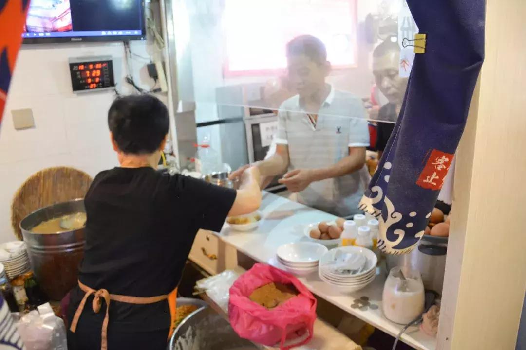 A股三大股指齐涨逾2%，市场繁荣与小巷特色小店的诱人探秘之旅