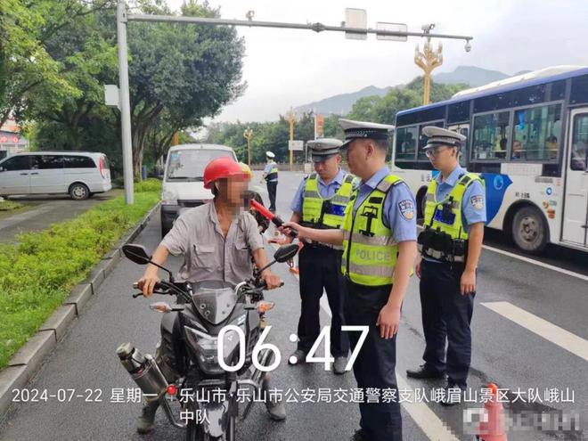 四川高速交警回应老头乐逆行引发车祸事件
