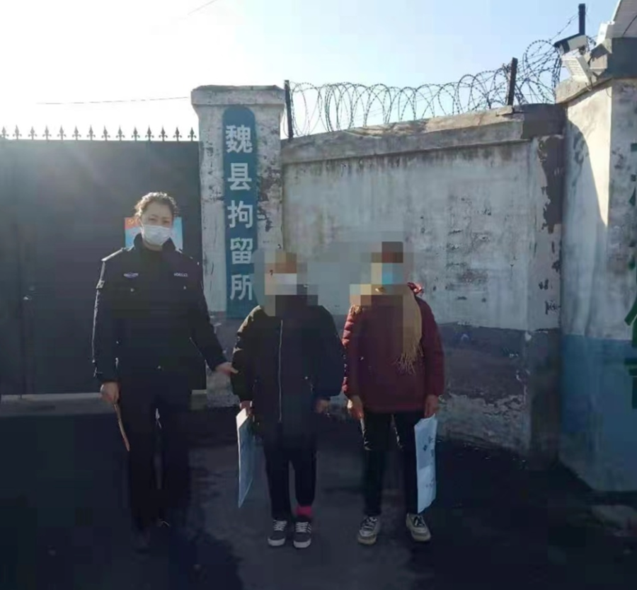 山西绛县干部饭店院内行为失范，公职人员行为规范再引热议