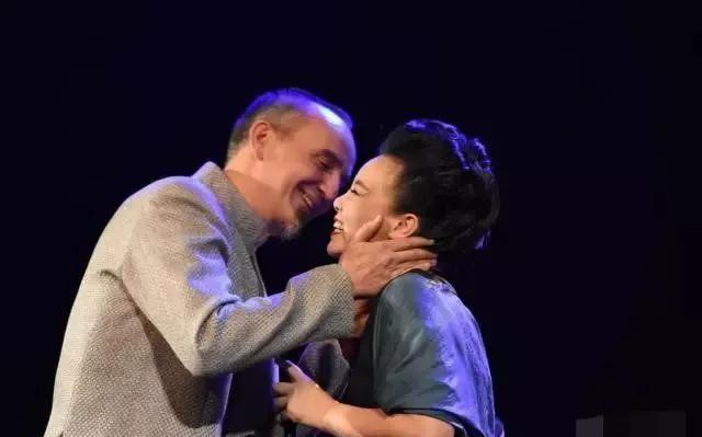 龚琳娜与德国丈夫老锣的离婚官宣，变化中的自信与成就感展现